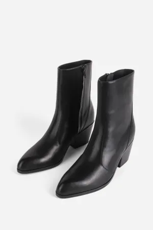 FLAIR HEELED BOOT